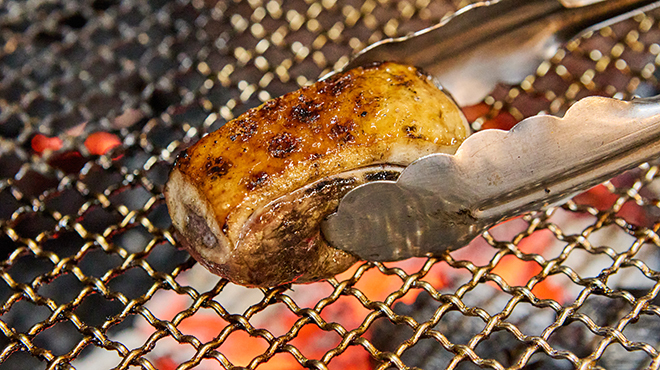 酒と肴 vin酌 - メイン写真:炭火での調理シーン