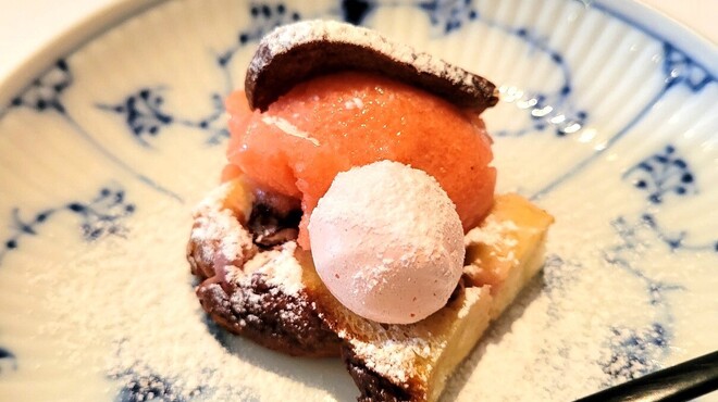ル コルヴェール - 料理写真:デザート。パウンドケーキの上に、イチゴのソルベがのっていました。