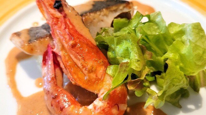 ル コルヴェール - 料理写真:本日の魚料理は、海老とサワラのポワレ（アメリケーヌソース）でした。