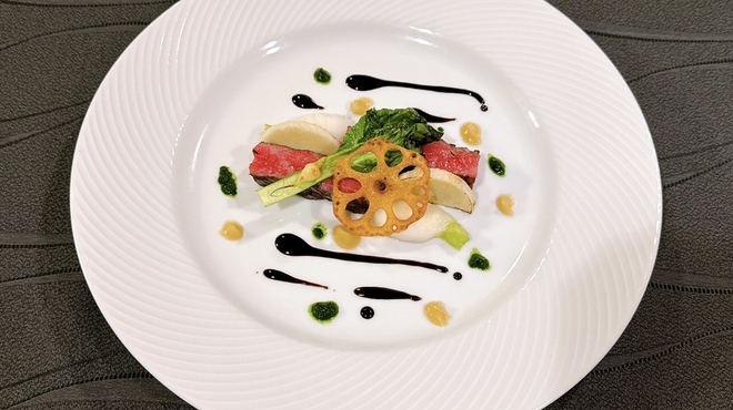 イタリア料亭 伊和桜 - 料理写真:甲州牛肩ロース肉のグリーリヤ キクイモのパッサータとフルーツニンニクとバルサミコのソース 小松菜のソースのアクセント