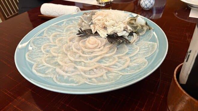 博多 い津み - 料理写真:そしてこの日のお目当てのふぐ刺。（写真は4人分です）
  
  私はねぎポン酢でいただきましたよ。