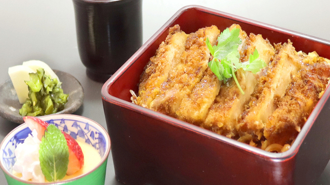 絹引の里 - 料理写真:厚切りのロース肉を使用したボリューム満点のカツ重。