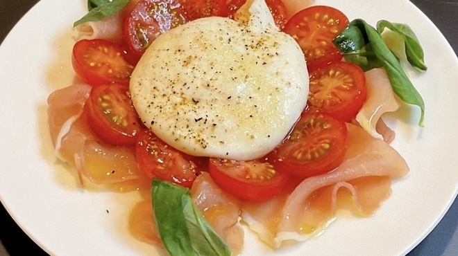 PIZZA＆Burrata Vespa - 料理写真:Burrataカプレーゼ