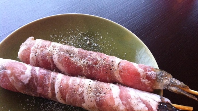 超レトロ焼肉桜坂 - 料理写真:海老しそ巻き串。　ぷりぷりの海老をアグーのお肉で巻いてあります。