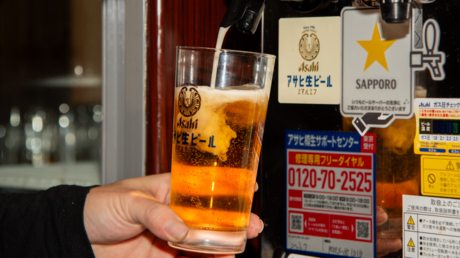 すみり - ドリンク写真:ドリンクを注ぐ様子