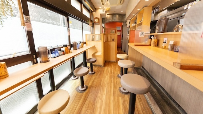 はぐれ雲 - 内観写真:店内カウンター席