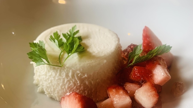 レストラン カーブドッチ - 料理写真:⑤【甘味】
  バニラのブラマンジェ、越後姫（苺）、ロゼワインのジュレ