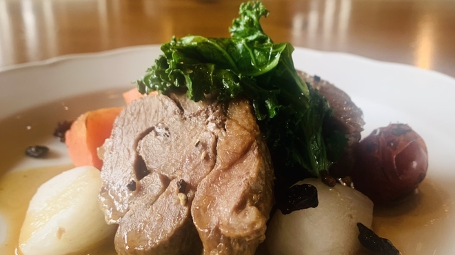 レストラン カーブドッチ - 料理写真:④【メイン】
  仔羊肩肉のナヴァラン（煮込み）、野菜5種（ケール、雪下人参、蕪、トマト、菜花）、マール（赤ワインの搾りカス）のせ