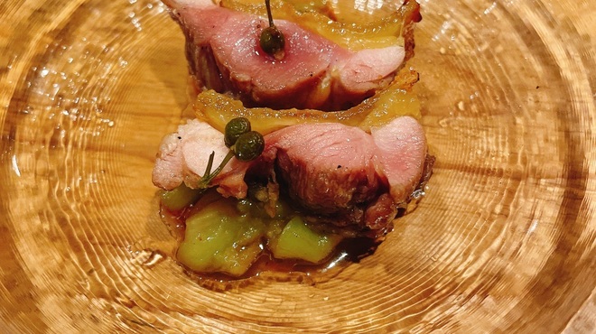 古町 千 - 料理写真:黒さつま鶏のモモ肉のたたきと赤茄子