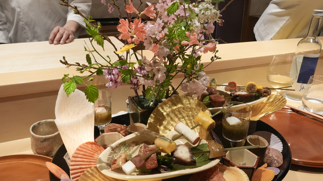 銀座 しのはら - 料理写真:4月の八寸 4月の8日がお釈迦様の誕生日(お花祭り)、お花に包まれたお釈迦様に甘茶をかける