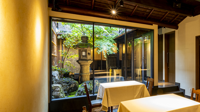 イル チプレッソ祇園 - 内観写真:京都らしい中庭をながめながらお食事をお楽しみください