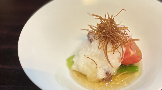 佐とう - 料理写真:先付/ 初夏野菜と蛍烏賊の燻製 新玉ねぎのソース。フレッシュな新玉ソースと和出汁のジュレでいただく初夏野菜は、アスパラ・トマト・蕪。