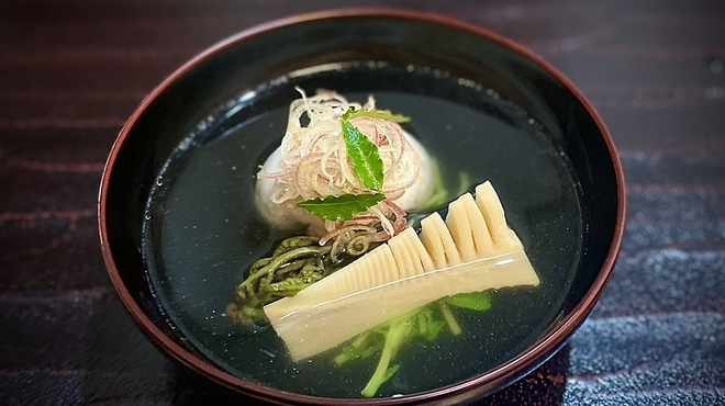 佐とう - 料理写真:椀物/ 金目鯛と空豆の真丈  筍  こごみ。三つ葉と茗荷、山椒のアクセント。丁寧にひかれたお出汁の塩梅が抜群です。