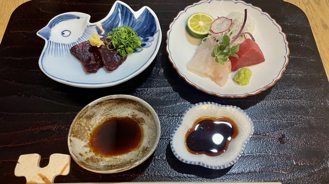佐とう - 料理写真:お造り2種/ ミンク鯨と本鮪・九絵・紋甲いか。