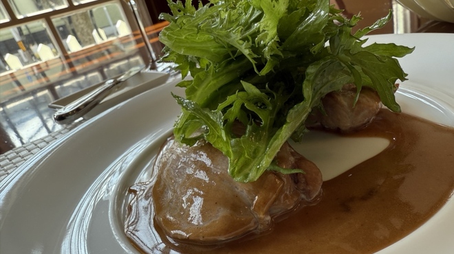 唐草館 - 料理写真:紅茶でマリネした北海道産鶏の蒸し焼き
  七飯町のわさび菜のサラダ