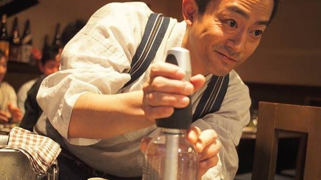 SAKE story - ドリンク写真:目の前で日本酒に炭酸ガスを注入！