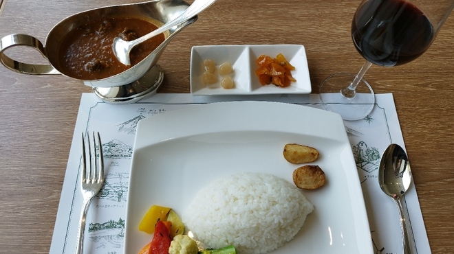 レストラン 竜神亭 - 料理写真:ビーフカレー。これ、好きなんだよねー♥。そして合わせるは、赤ワイン笑