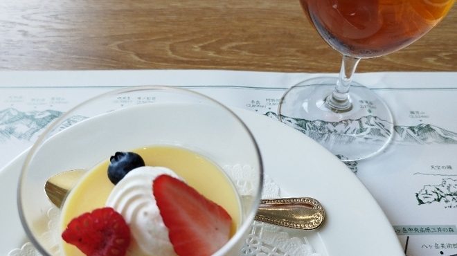 レストラン 竜神亭 - 料理写真:デザートと食後のアイスティー。ここはゆったりしていて気分良く食事ができるから好き♪