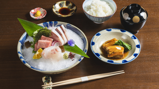 シラカチ 日本料理 - 料理写真:お造りの盛り合わせと黒糖ラフテー御膳