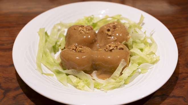 中国飯店 麗晶 - 料理写真:香ばしい胡桃とマヨネーズが絡み特別な味わいに 麗晶 オリジナル料理「大海老の胡桃マヨネーズソース」