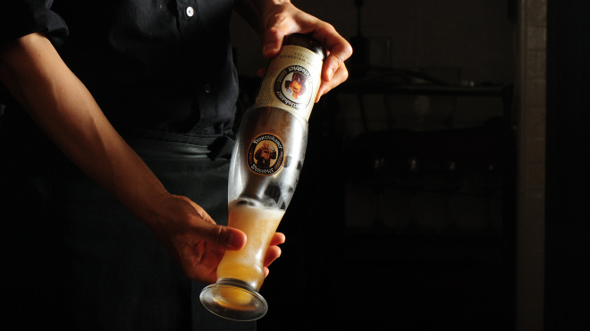 ドイツビール居酒屋 ヴァイス - ドリンク写真:ボトルビール注ぐシーン