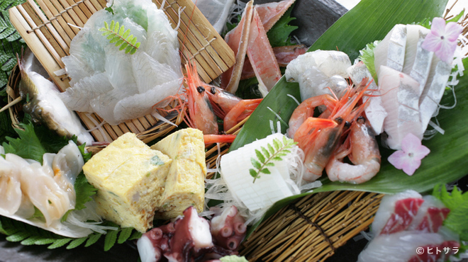 湾 - 料理写真:伊勢湾の海の幸を中心とした旬魚の旨みを堪能！　『特上お刺身盛り合わせ　〔活造り付〕』