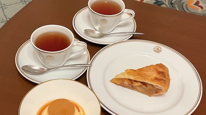 富士屋ホテル - 料理写真:カスタードプリン¥1,100／アップルパイ¥1,400