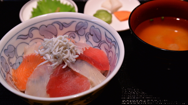 MUM's さかな食堂 - 料理写真:当店一番人気、海鮮丼！