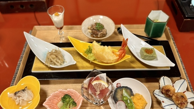 柿安 - 料理写真:御盆に乗った小皿の数々