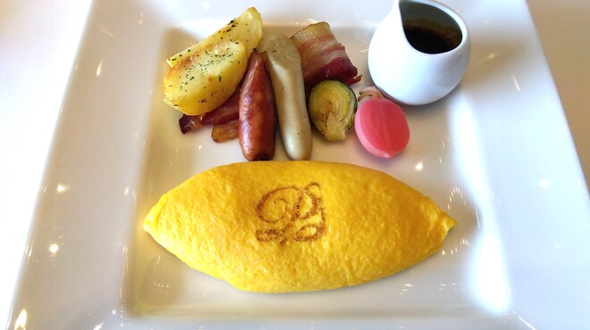 ボーセジュール - 料理写真:プリンスホテルの焼き印が入ったプレーンオムレツ