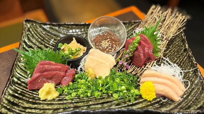 馬肉バル 新三よし - メイン写真: