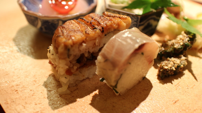 日本料理 新 - 料理写真:鯖寿司と穴子寿司