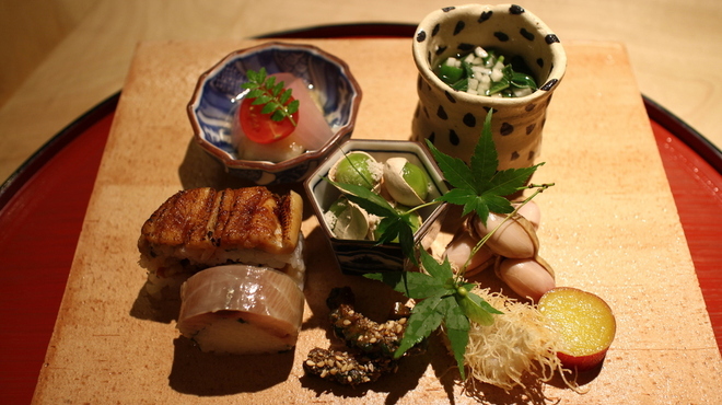 日本料理 新 - 料理写真:八寸　鯖寿司、穴子寿司、銀杏、もろけいやとオクラ冷製汁、こち、生落花生、ゴーヤの味噌焼き、さつまいも