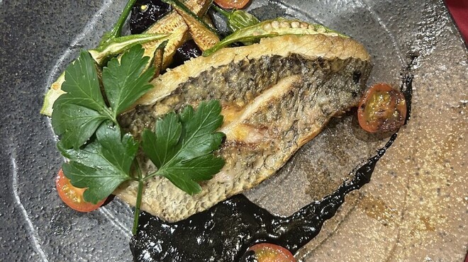 バスクバル・チャコリ - 料理写真:黒鯛のイカ墨ソース