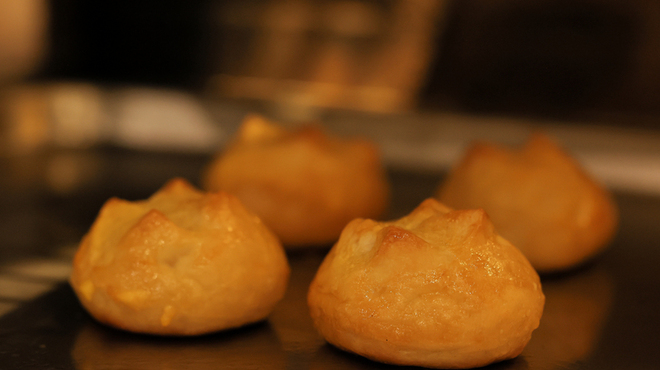 薪焼き flamma - 料理写真:お料理に合わせた焼きたての自家製パンをご用意