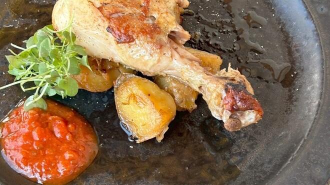 TABLE MOTHER - 料理写真:日南鶏骨付き肉のコンフィ
  リヨン風ポテトフライ　ピペラート添え