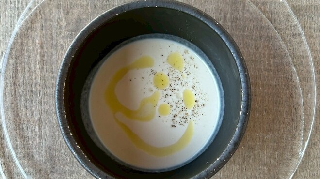 TABLE MOTHER - 料理写真:白茄子冷製ポタージュ　炭のアロマ
