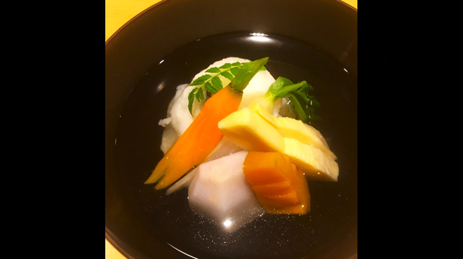 銀座 穂の河 - 料理写真:真丈の吸物。季節の旬魚のすり身は昆布出汁と酒でのばし、山芋や卵白を加えふわふわです。アラカルトでご注文いただけます。