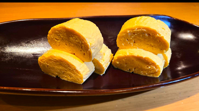 銀座 穂の河 - 料理写真:穂の河特製だし巻玉子。鰹節と昆布でひいた一番出汁をだっぷりといれ、極限までやわやかく、ふわふわに仕上げております。
      お好みで、鬼おろし（竹製の粗いおろし器）で食感を残した染めおろしとお召し上がりいただきます。