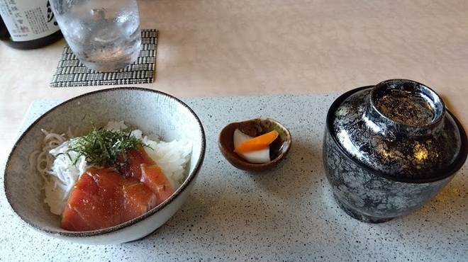 羽根澤屋別邸 日本料理 満うら - 料理写真:鮪漬けとシラスの小丼