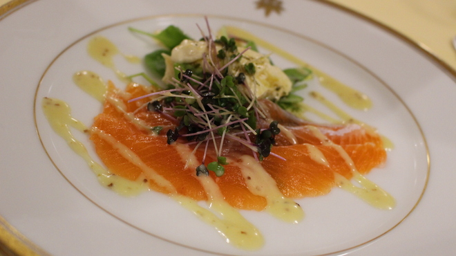メインダイニングルーム - 料理写真:マスと湯葉のサラダ　胡麻ドレッシング風味　
  ベビーリーフそえてあります。　　もりつけ、もっとがんばろうよ~