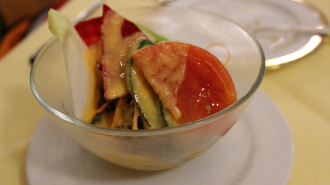 メインダイニングルーム - 料理写真:サラダはちょっと玉葱が強かったけど、トマトが美味しい。