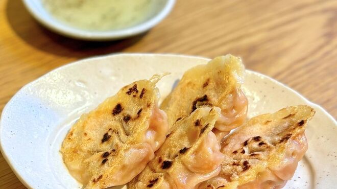 溢彩流香 餃子小厨 - 料理写真:トマトと大葉とチーズの焼き餃子