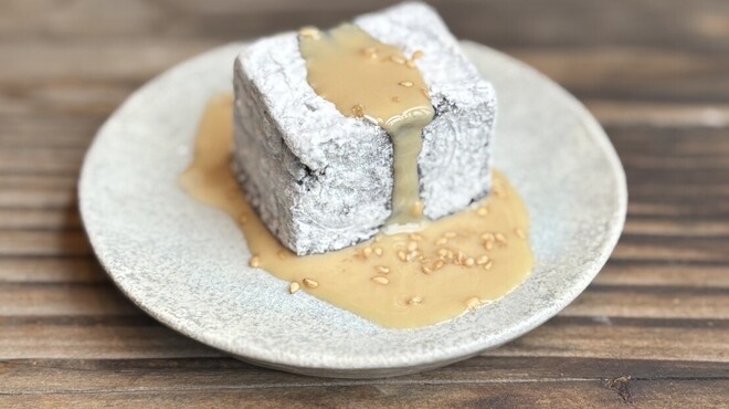 丿貫 - 料理写真:当店名物の焼胡麻豆腐