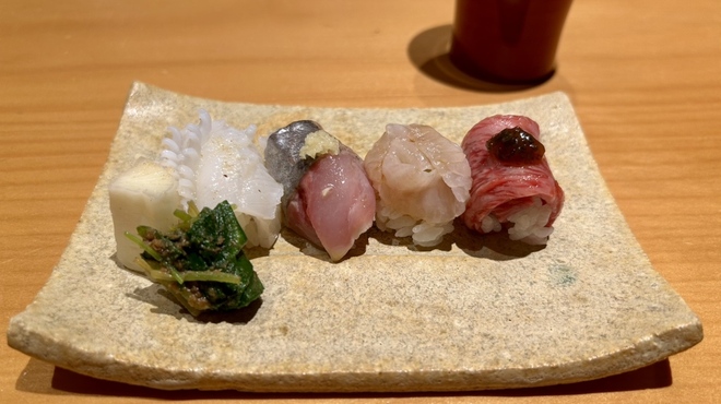華丸吉日 - 料理写真:手毬寿司　烏賊　鯵　平目縁側昆布締め　仙台牛　郡上味噌のお味噌汁