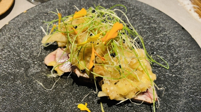じ味 一歩 - 料理写真:【写真③】藁燻し本鰹、発酵野菜と焼き茄子、葱の芽