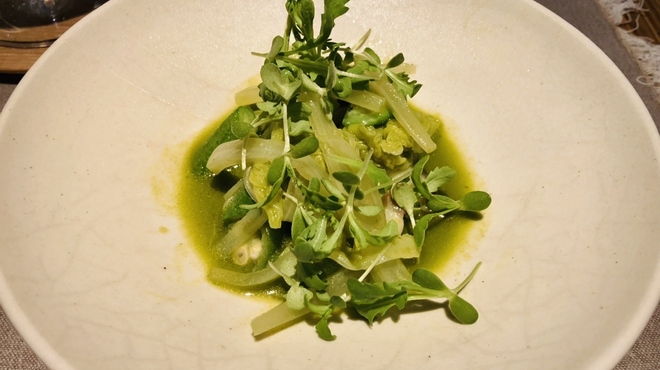 じ味 一歩 - 料理写真:【写真①】地蛸、白菜、春菊の芽、オクラ、大葉や魚醤等を用いた出汁