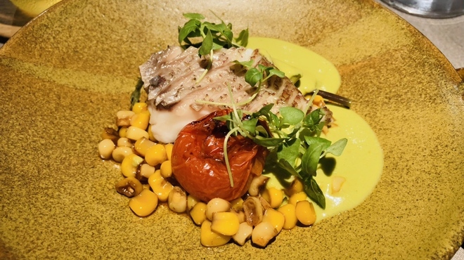 じ味 一歩 - 料理写真:【写真⑤】鯛、とうもろこし、炙りトマト、タイバジル(梶谷農園：三原市久井町)、ツルムラサキ、発酵胡瓜とヨーグルトのソース