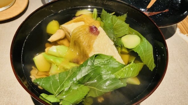 じ味 一歩 - 料理写真:白い卵黄のだし巻き玉子(平飼い養鶏まさとう：安芸高田市)、モロヘイヤ、アスパラガス、女鹿平あわび茸と舞茸(廿日市市吉和)、オクラの花、レモングラスを用いた出汁のお椀