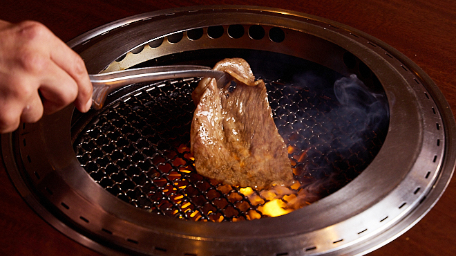 焼肉居酒家 韓の台所 - 料理写真:お肉を焼いているシーン